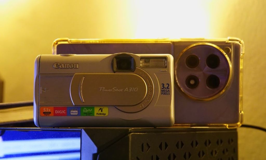 バックグラウンドに電話を備えたキヤノンパワーショットA310