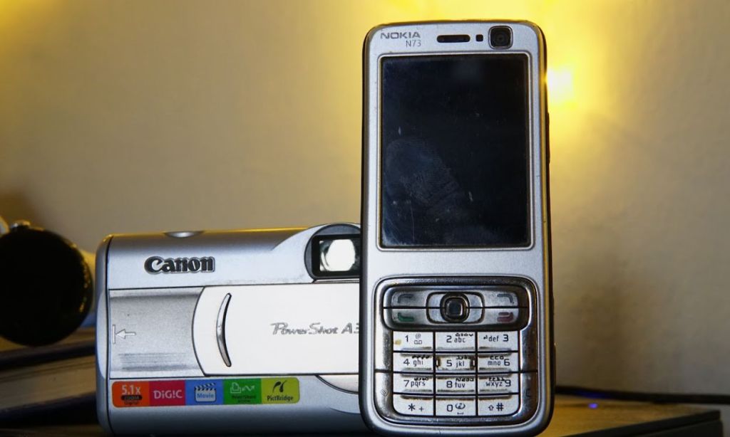 Nokia N73 Canon Powershot 310付き電話