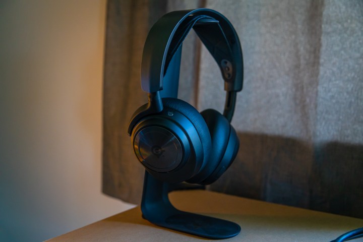 Steelseries Arctis Nova Pro ヘッドセットがスタンドに置かれています。